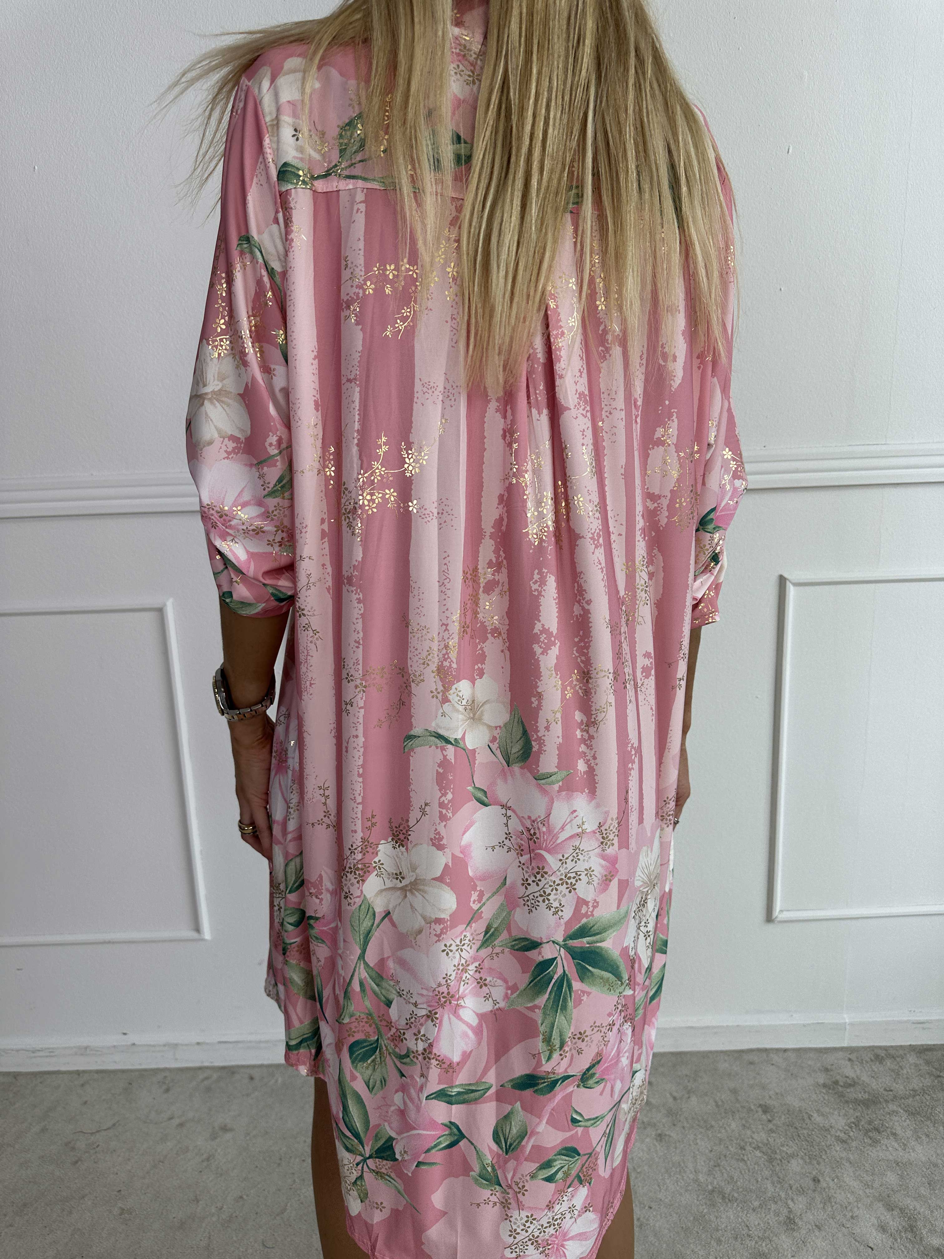Ebba Floral Stripe Long - Elastisk blommig klänning med gulddetaljer